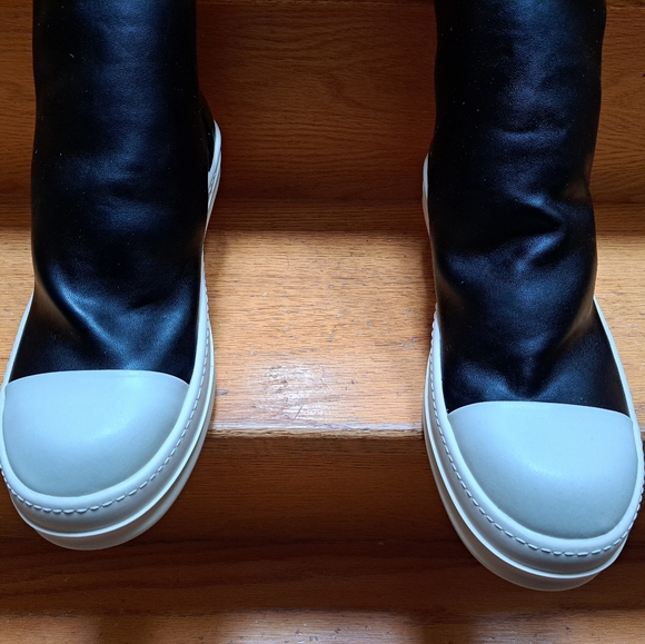 RICK OWENS SS24 KNEE-HIGH STOCKING SNEAKS IN BLACK AND MILK STRETCH LAMB LEATHER - Picture 9 of 14